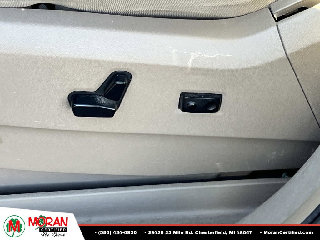 Used 2015 Chrysler Town & Country Touring FWD image 17