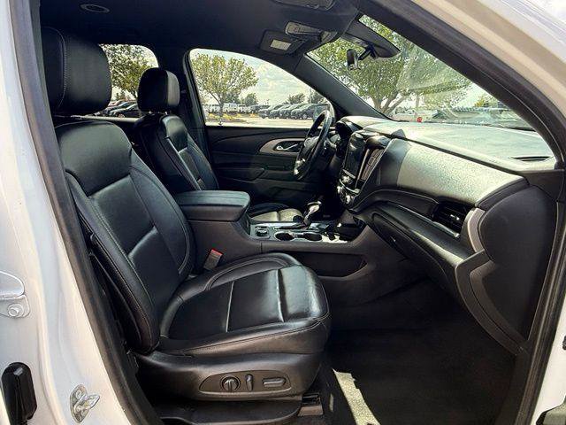 Used 2023 Chevrolet Traverse LT w/ LT Premium Package FWD image 3