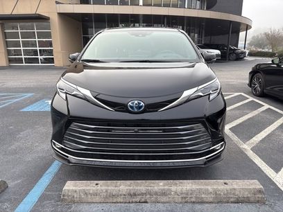 Used 2025 Toyota Sienna Platinum
