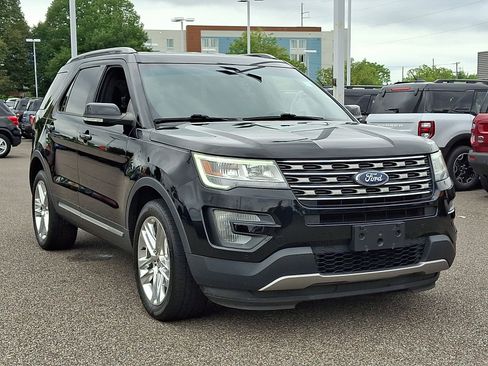 Used 2017 Ford Explorer XLT w/ Equipment Group 202A AWD/4WD image 2