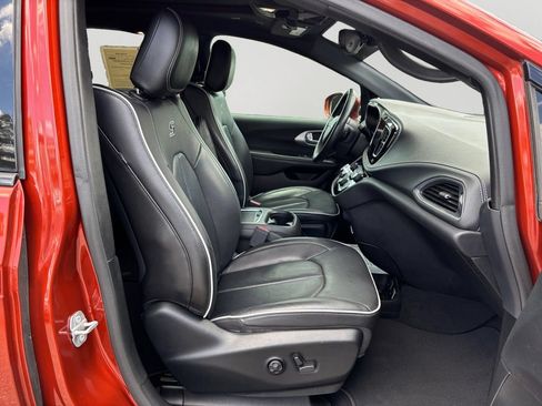 Used 2018 Chrysler Pacifica Limited w/ Advanced Safetytec Group FWD image 12