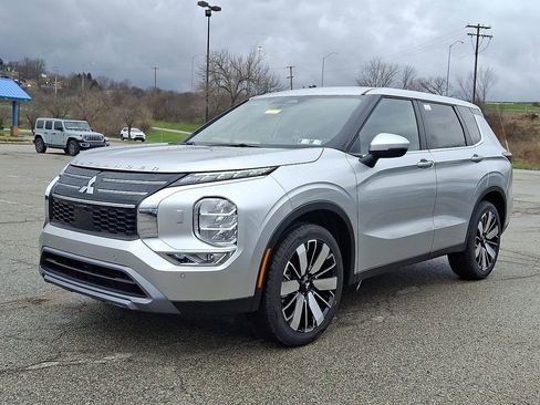 New 2026 Mitsubishi Outlander SE image 2