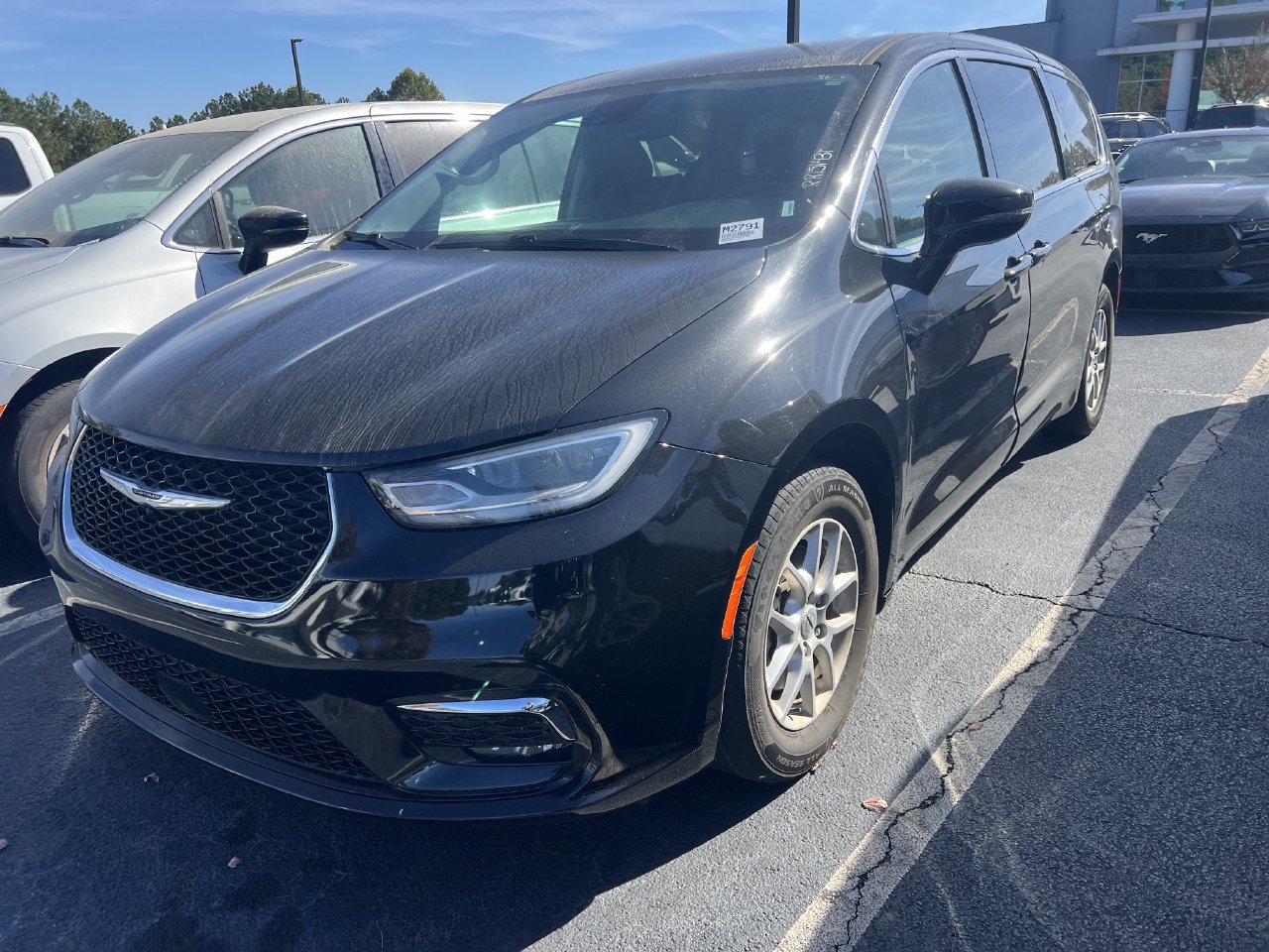 Used 2024 Chrysler Pacifica Touring-L FWD image 1