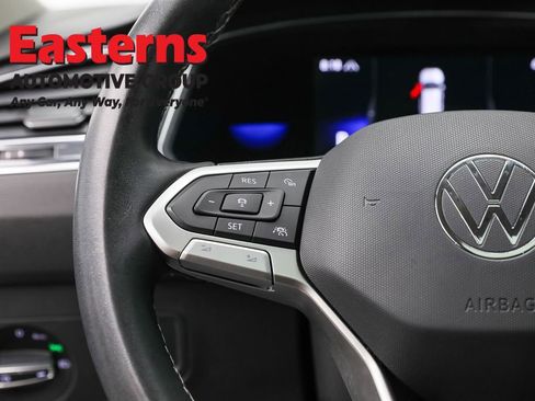 Used 2022 Volkswagen Tiguan SE w/ Panoramic Sunroof Package image 15