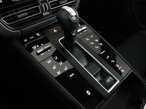 Used 2025 Porsche Macan image 18