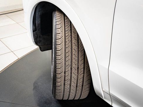 Certified 2023 Porsche Cayenne Platinum Edition image 43