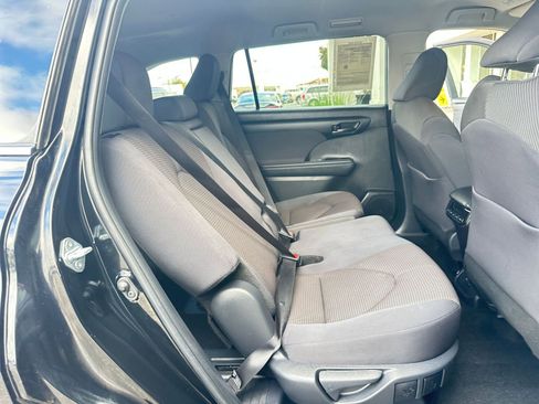 Used 2025 Toyota Highlander LE image 40