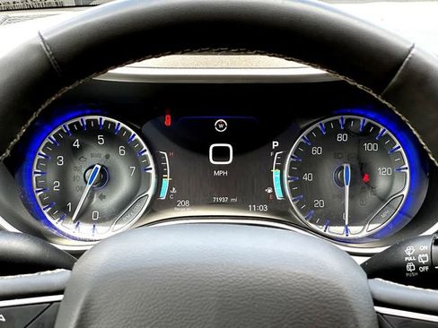 Used 2023 Chrysler Pacifica Touring-L FWD image 25