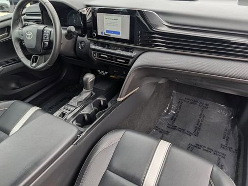 Used 2025 Toyota Camry SE image 32