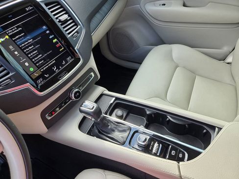 Used 2020 Volvo XC90 T5 Momentum image 18