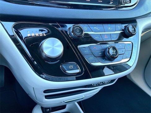 Used 2024 Chrysler Pacifica Touring-L image 23