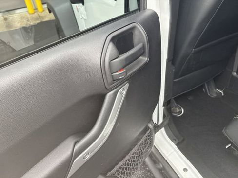 Used 2016 Jeep Wrangler Unlimited Rubicon image 30