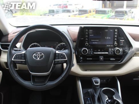 Used 2022 Toyota Highlander XLE AWD/4WD image 14