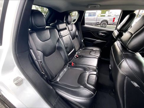 Used 2019 Jeep Cherokee Latitude Plus w/ Comfort/Convenience Group image 28