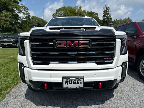 Used 2024 GMC Sierra 2500 AT4 w/ Technology Package AWD/4WD image 4