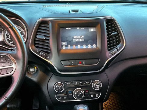 Used 2019 Jeep Cherokee Latitude Plus w/ Cold Weather Group image 6