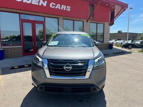 Used 2022 Nissan Pathfinder SV AWD/4WD image 2