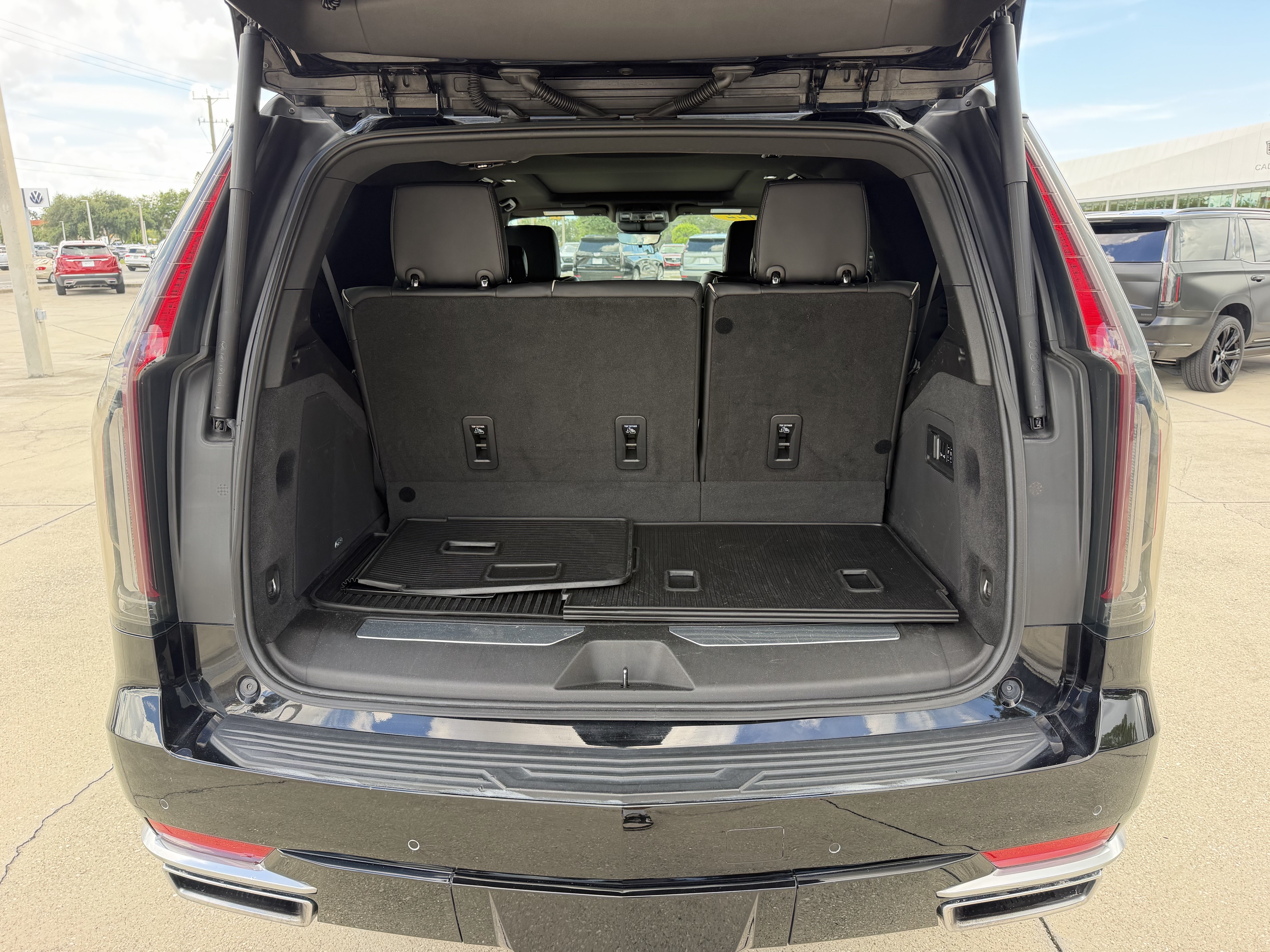 Used 2022 Cadillac Escalade Premium Luxury w/ LPO, Floor Liner Package AWD/4WD image 11