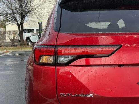 Used 2025 Mitsubishi Outlander SE image 35