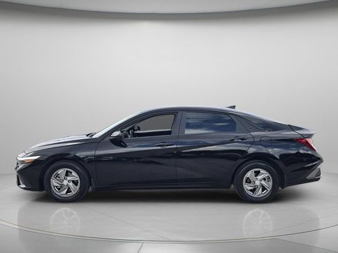 Used 2025 Hyundai Elantra SE FWD image 3