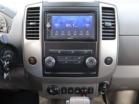 Used 2011 Nissan Frontier SL w/ Moonroof Pkg image 36