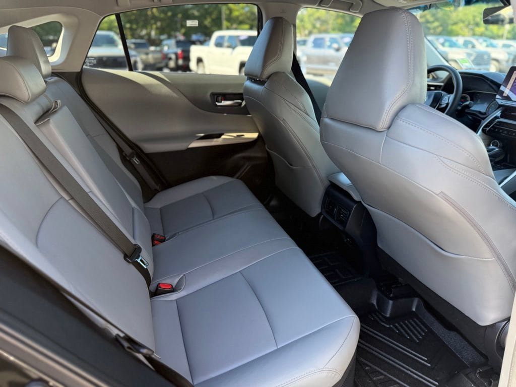 Certified 2023 Toyota Venza XLE AWD/4WD image 18