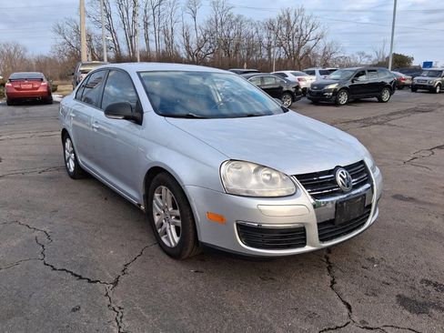 Used 2010 Volkswagen Jetta Limited Edition image 3