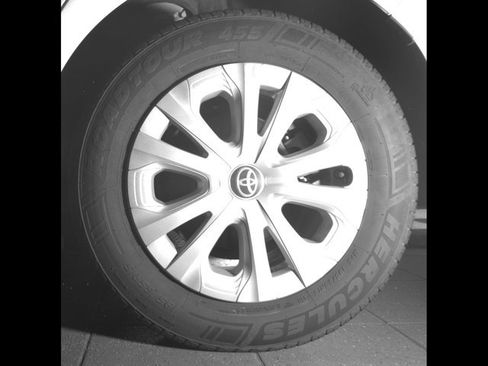 Used 2020 Toyota Prius LE FWD image 10