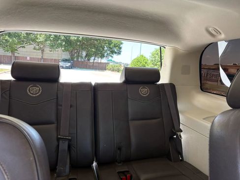 Used 2014 Cadillac Escalade Platinum RWD image 12