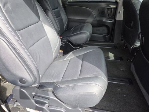 Used 2019 Toyota Sienna SE w/ SE Preferred Package AWD/4WD image 24