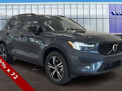 New 2026 Volvo XC40 B5 Core w/ Climate Package