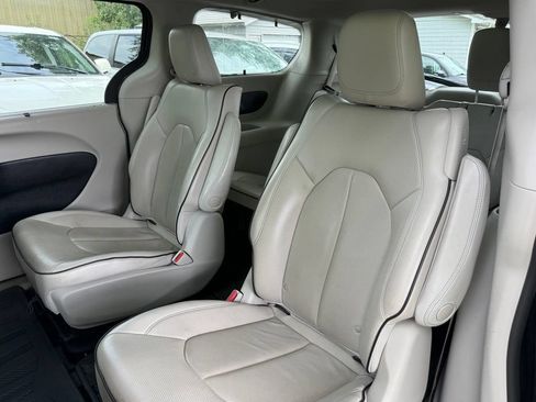 Used 2020 Chrysler Pacifica Limited w/ Advanced Safetytec Group FWD image 14