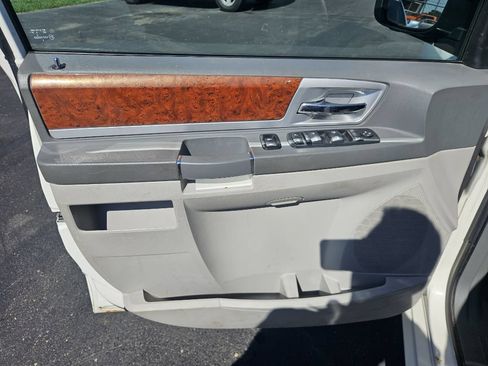 Used 2009 Chrysler Town & Country Touring FWD image 12