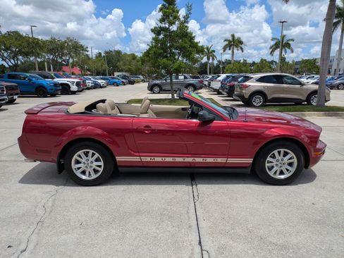 Used 2007 Ford Mustang Convertible RWD image 3