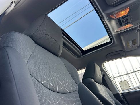 Used 2021 Toyota RAV4 XLE w/ Convenience Package FWD image 18