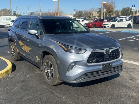 Used 2023 Toyota Highlander XLE image 2