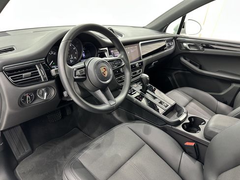 Certified 2024 Porsche Macan image 4