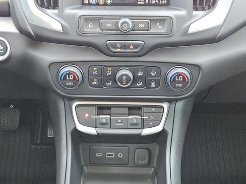 Certified 2024 GMC Terrain SLE w/ Driver Convenience Package FWD image 19