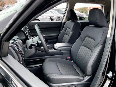 Used 2025 Nissan Pathfinder SV image 7