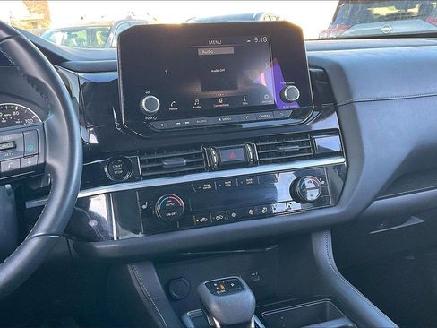 Used 2025 Nissan Pathfinder SV image 6