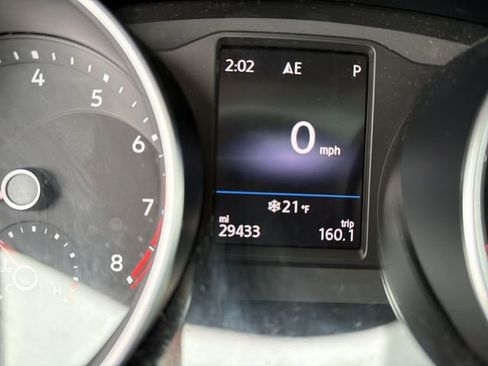 Used 2021 Volkswagen Tiguan SE image 17