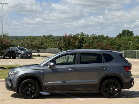 Used 2023 Volkswagen Taos SE w/ Black Wheel Package FWD image 3