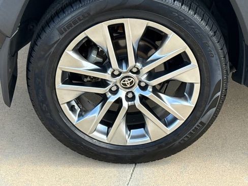 Used 2021 Toyota RAV4 XLE Premium image 9