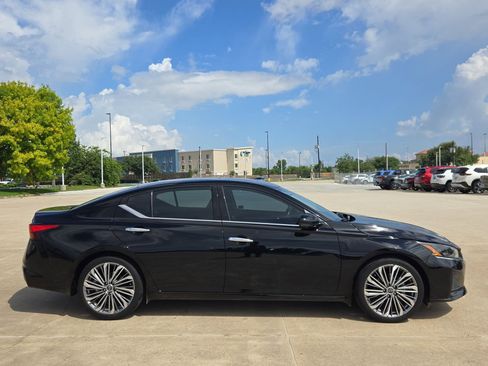 Used 2024 Nissan Altima 2.5 SL FWD image 2