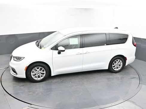 Used 2023 Chrysler Pacifica Touring-L FWD image 42