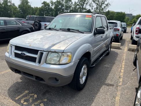 Used 2001 Ford Explorer Sport Trac 4x4 image 2