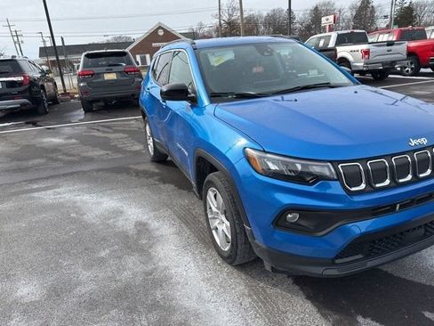 Used 2022 Jeep Compass Latitude w/ Convenience Group AWD/4WD image 3