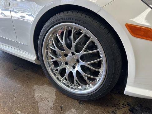 Used 2011 Mercedes-Benz E 550 4MATIC Sedan image 3