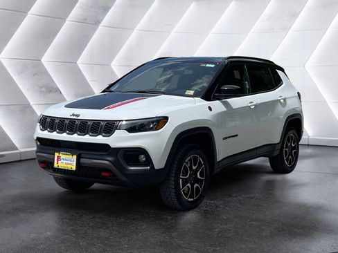 Used 2025 Jeep Compass Trailhawk AWD/4WD image 16