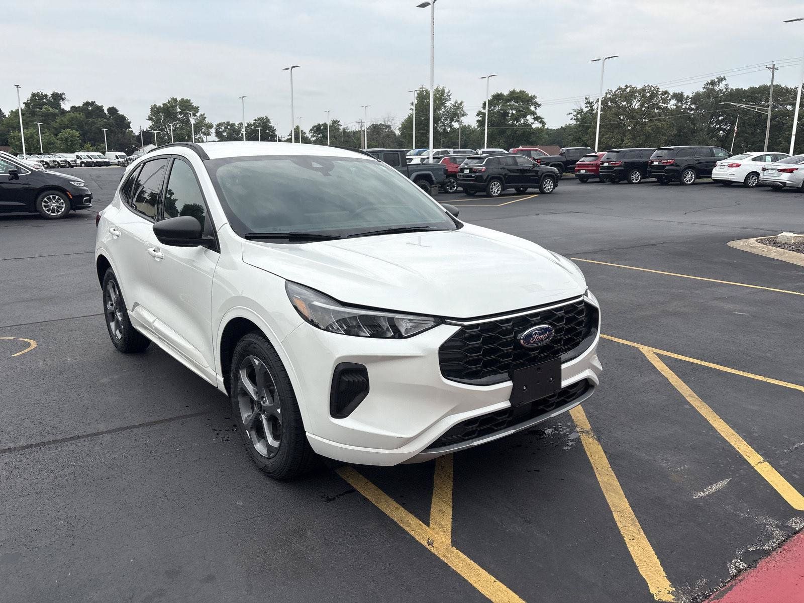 Used 2023 Ford Escape ST-Line w/ Tech Pack #1 AWD/4WD image 3